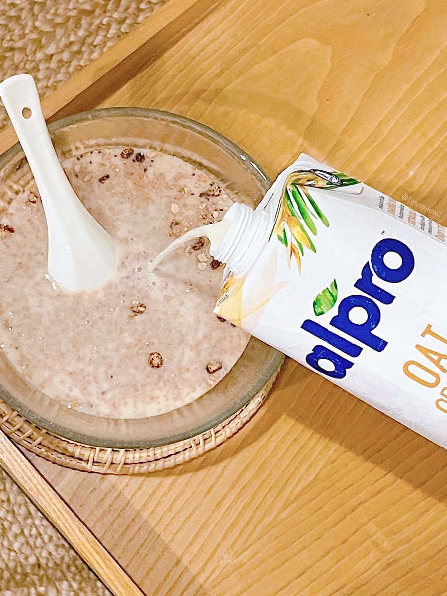 tinyreview2's tweet photo. ชาววีแกนถูกใจสิ่งนี้ นี่กำลังอินกับการกิน Plant Based อยู่ ปกติทำเอง ไม่ก็สั่ง Delivery แล้วร้านก็มีให้เลือกไม่ค่อยเยอะ วันไหนรีบๆ นี่กินนมโอ๊ต #AlproOat 🌾🥛 ใส่กราโนล่าจบ ปึ้ง! อร่อย สะดวก เร็ว ง่ายกว่านี้ไม่มีอีกแล้ว ช่วยชีวิตชาววีแกนไปได้อีก 1 มื้อ #AlproTH #ใครไม่โปรอัลโปร https://t.co/MWEeuYtYNy