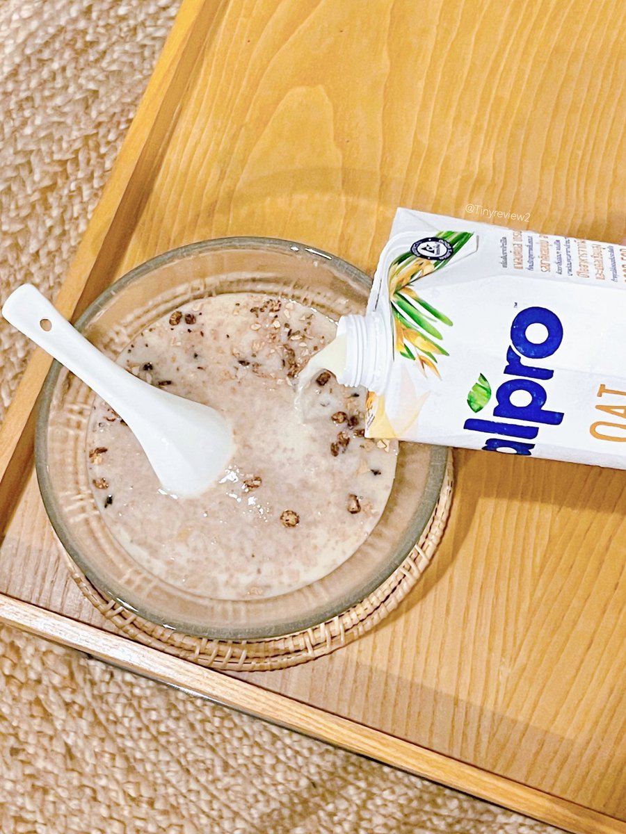 tinyreview2's tweet photo. ชาววีแกนถูกใจสิ่งนี้ นี่กำลังอินกับการกิน Plant Based อยู่ ปกติทำเอง ไม่ก็สั่ง Delivery แล้วร้านก็มีให้เลือกไม่ค่อยเยอะ วันไหนรีบๆ นี่กินนมโอ๊ต #AlproOat 🌾🥛 ใส่กราโนล่าจบ ปึ้ง! อร่อย สะดวก เร็ว ง่ายกว่านี้ไม่มีอีกแล้ว ช่วยชีวิตชาววีแกนไปได้อีก 1 มื้อ #AlproTH #ใครไม่โปรอัลโปร https://t.co/MWEeuYtYNy