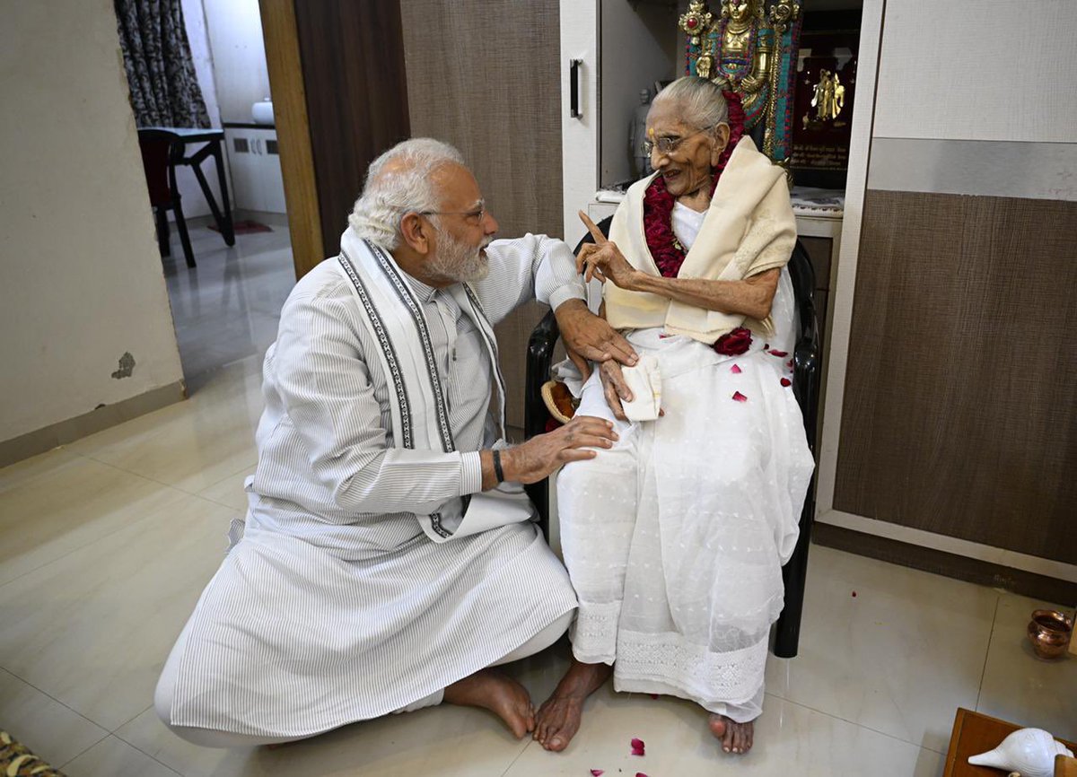 RituBlueFairy's tweet photo. @dvs1z @livemanish_ समाज Cartoon बन चुका है Modi जी के राज में
#ModiHainTohMumkinHain #BestPMModi 🙄😀 https://t.co/5SaUEa6Y5m