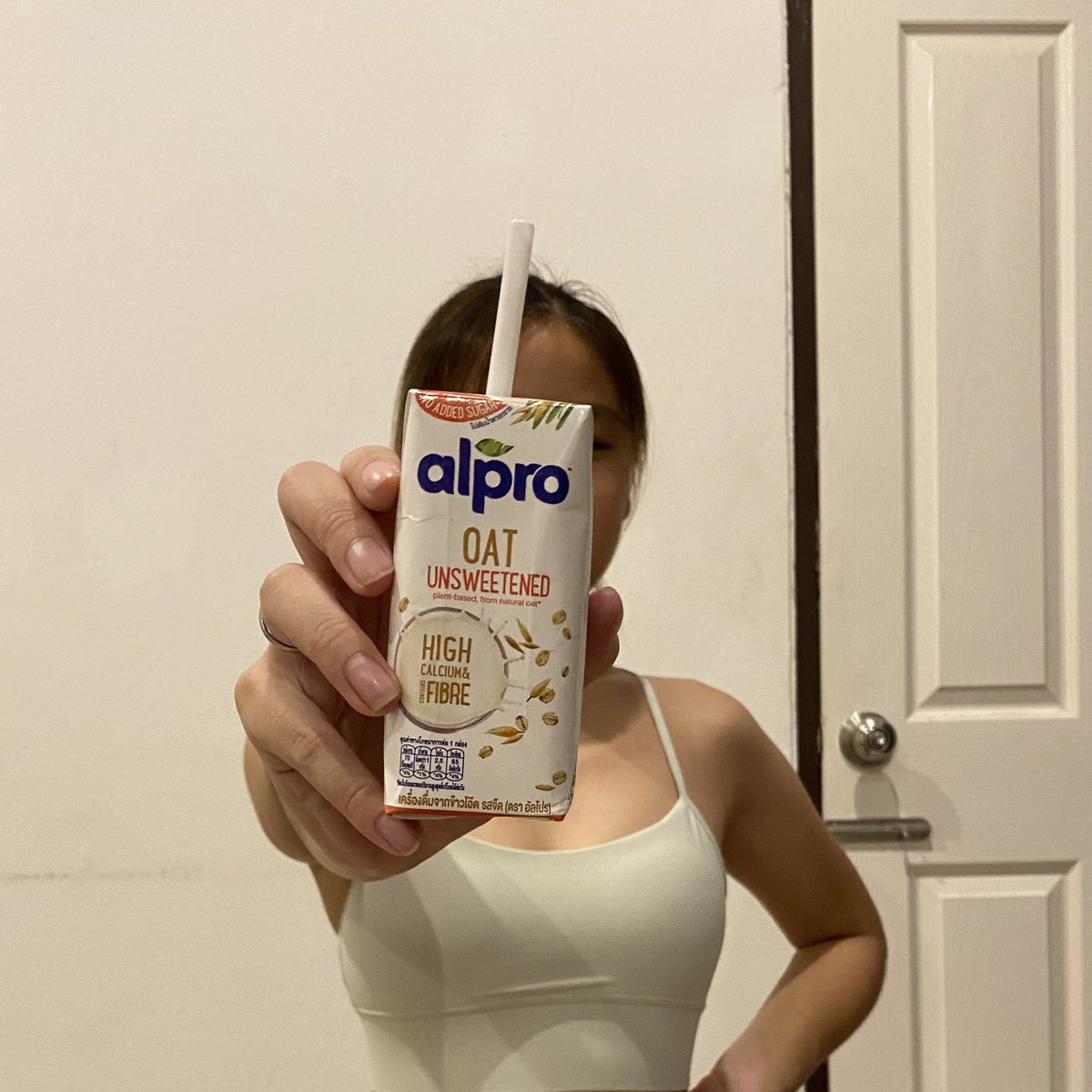 pokkong_'s tweet photo. 🥛🌾โอ้โหหห นม Alpro Oat Milk อันนี้คือรสชาติกลมกล่อมอร่อยมากอ่ะทุกคน กินก่อนหรือหลังออกกำลังกายเพิ่มพลังก็ได้ น้องมีไฟเบอร์และแคลเซียมสูง แถมสูตรนี้ไม่เติมน้ำตาลด้วยนะ ใครแพ้นมวัวลองมาดื่มตัวนี้แทนได้เลย #AlproTH #AlproOat #ใครไม่โปรอัลโปร https://t.co/6jmyhTXah1