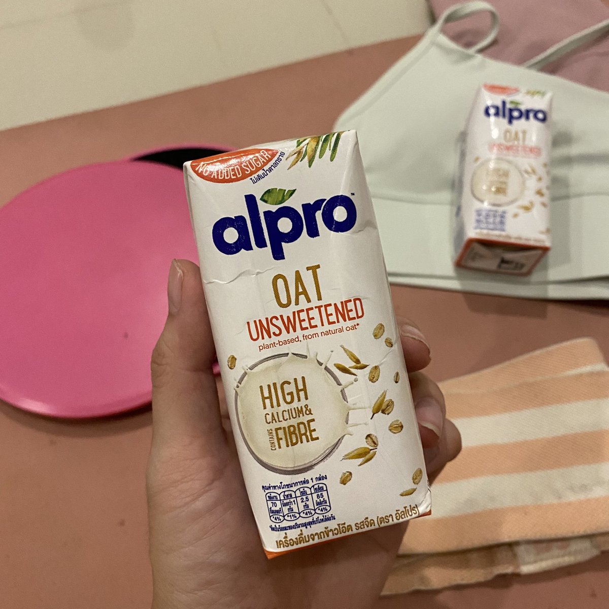 pokkong_'s tweet photo. 🥛🌾โอ้โหหห นม Alpro Oat Milk อันนี้คือรสชาติกลมกล่อมอร่อยมากอ่ะทุกคน กินก่อนหรือหลังออกกำลังกายเพิ่มพลังก็ได้ น้องมีไฟเบอร์และแคลเซียมสูง แถมสูตรนี้ไม่เติมน้ำตาลด้วยนะ ใครแพ้นมวัวลองมาดื่มตัวนี้แทนได้เลย #AlproTH #AlproOat #ใครไม่โปรอัลโปร https://t.co/6jmyhTXah1