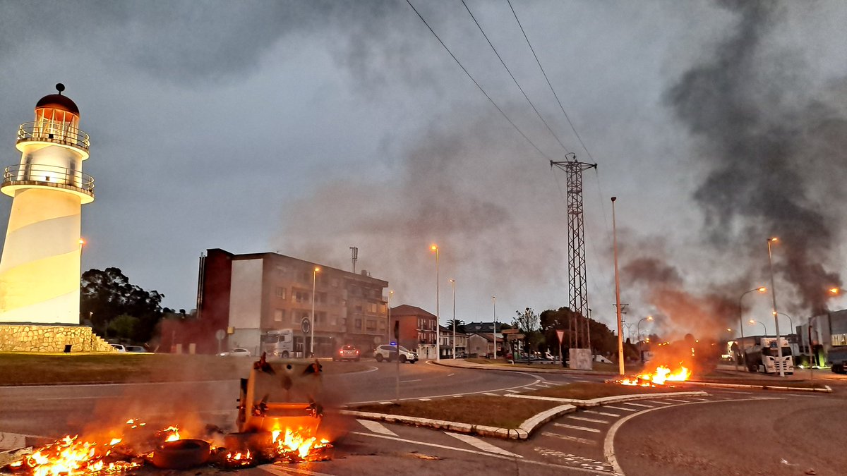 luismdiavilla's tweet photo. Nos han empujado a mantener la #HuelgaMetalCantabria 19 días ya, y encima #Pymetal nos enseña el dedo con sus indecencias. Desde #Guarnizo retumba el deseo que se les atragante su rastrero talante. Es de justicia exigir un #ConvenioDigno. https://t.co/2vHW8NbFAA