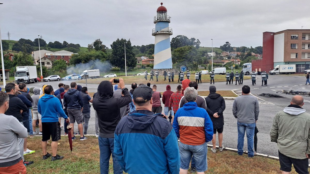 luismdiavilla's tweet photo. Nos han empujado a mantener la #HuelgaMetalCantabria 19 días ya, y encima #Pymetal nos enseña el dedo con sus indecencias. Desde #Guarnizo retumba el deseo que se les atragante su rastrero talante. Es de justicia exigir un #ConvenioDigno. https://t.co/2vHW8NbFAA