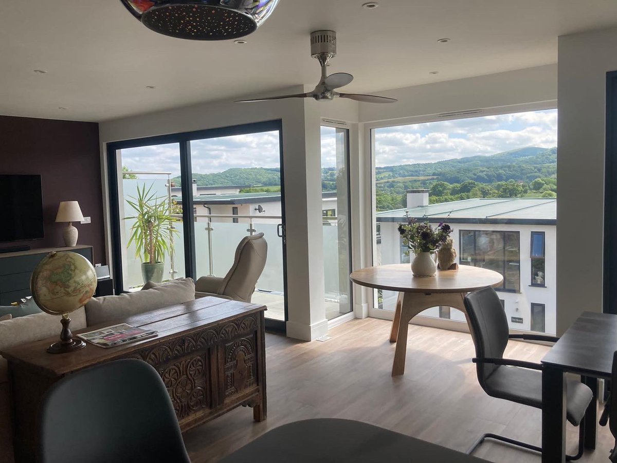 An incredible job to supply frames for. A mixture of aluminium and uPVC frames, solid panels, half openers, patio doors and even a set of bi-folds - obsessed!

Supplied by us
Fitted by @worcesterglazing

#supplyframesworcestershire #WorcestershireHour