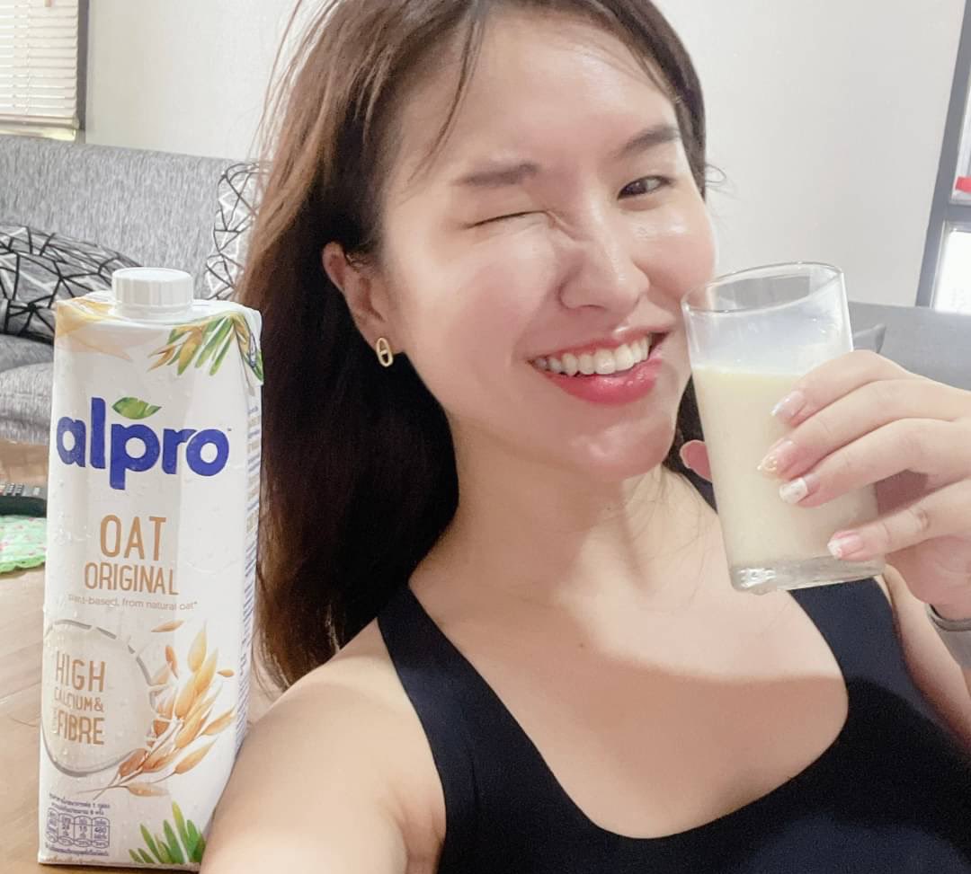faifaii_12's tweet photo. ช่วงนี้ฝนตกไม่ได้ออกไปฟิตเนสเลยได้แต่ออกตามคลิปอยู่บ้าน 🧘🏻♀️แต่หลังออกกำลังกายไม่ลืมที่จะเพิ่มพลังงานสักหน่อย ฝ้ายชอบดื่มนมข้าวโอ๊ต Alpro เค้ามีใยอาหารและแคลเซียมสูง หวานน้อย แถมแคลน้อยด้วยนะ ใครกำลังคุมอาหารลดน้ำหนัก แนะนำเลยจ้า #AlproTH #AlproOat #ใครไม่โปรอัลโปร https://t.co/O7TgMRSz5S