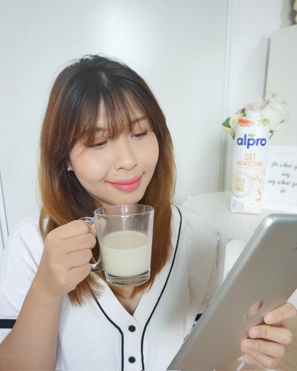 noeytunreview's tweet photo. เวลาไหนก็กินได้ Alpro Oat Milk จะทำงานหรือดูซีรีส์เพลินๆ อร่อย กลมกล่อม กินเพลินๆอยู่ท้อง ไม่ต้องกินจุบจิบด้วย ไขมันต่ำ แคลน้อย แถมมีใยอาหารและแคลเซียมสูงด้วย #AlproTH #AlproOat #ใครไม่โปรอัลโปร https://t.co/nzfNnCrgbV