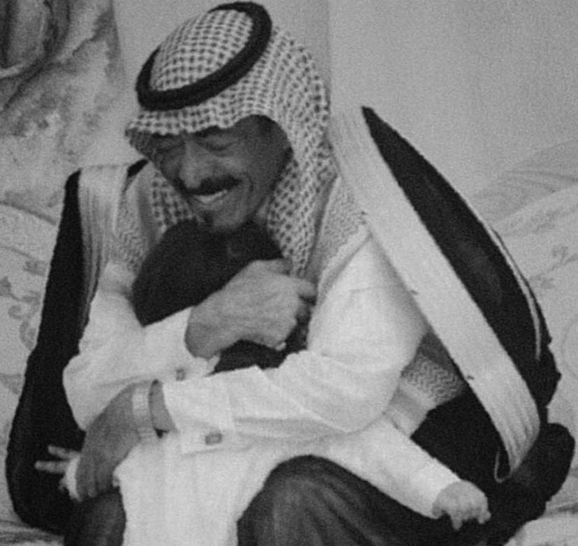 الي قدر في قصيده يجمع اوصافك
كنه يصب البحر في بيالة الشاهي .🤍
