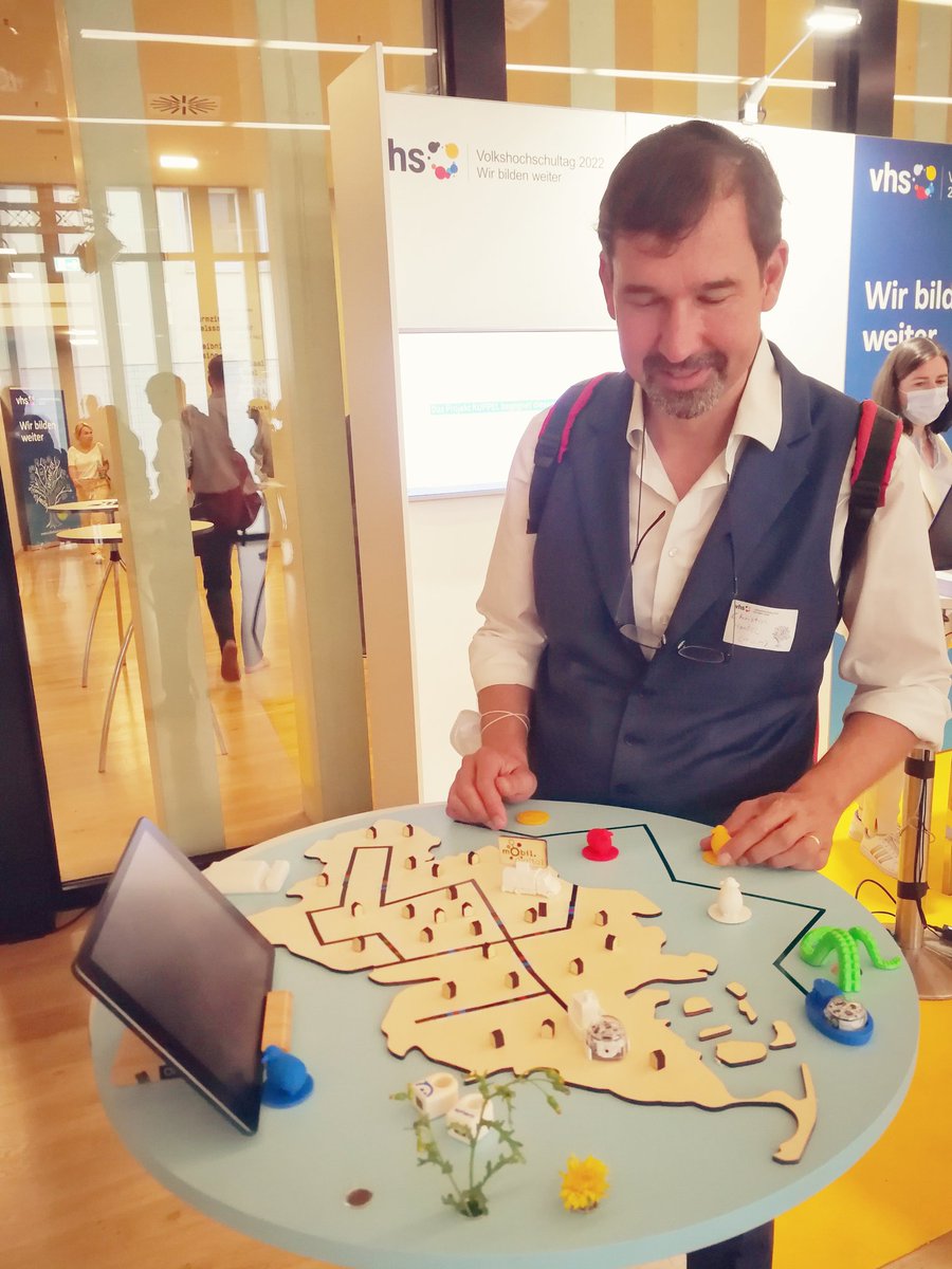 karlcdamke's tweet image. Prototyping Erfolgreich! @DocHantel war bei uns am Thementisch #vernetzt auf dem #vhstag2022 und hat alles für gut befunden 😁👍 Um 13.30 spreche ich über Medienbildung an #vhs und #bücherei - natürlich mit ausprobieren und zum anfassen.  @vhs_sh mobil-digital.de