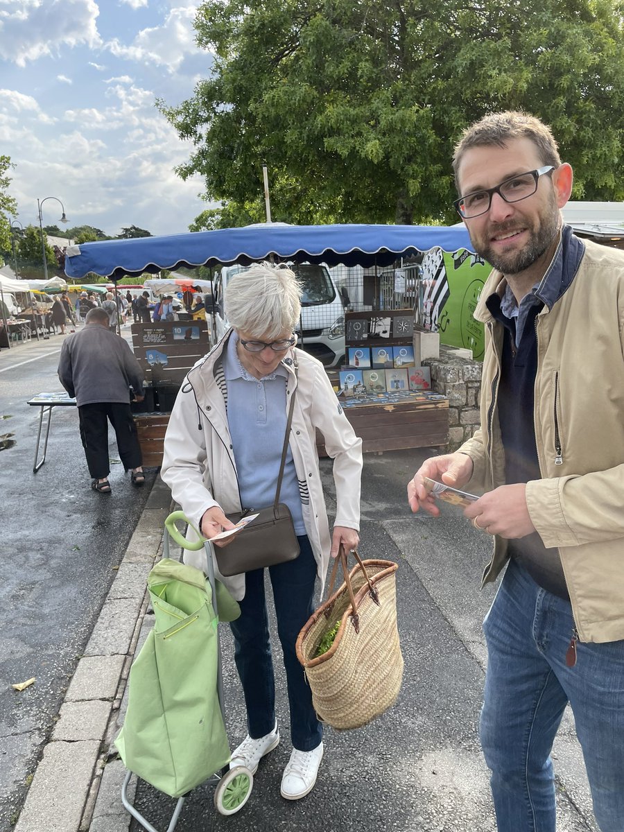 Quand Boris Marme décide de tracter nos marque-pages sur le marché de #Carnac … 
Souvenir de <a href="/CarnacLAirLivre/">CarnacALAirLivre</a>