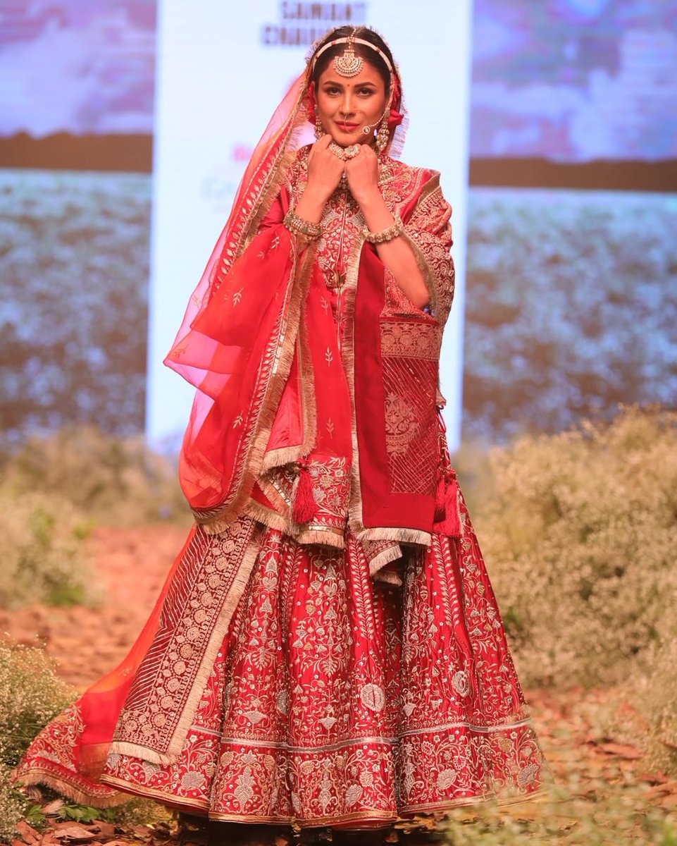 filmfare's tweet photo. Just like a painting. ❤️😍

#ShehnaazGill looking like an absolute dream as she hits the ramp. https://t.co/64aRzT4NcP