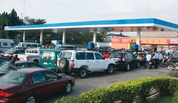 Fuel scarcity looming again INSIDE ILORIN? 

Please, send us an update on fuel availability in your area.

#InsideIlorin 
#FuelShortage