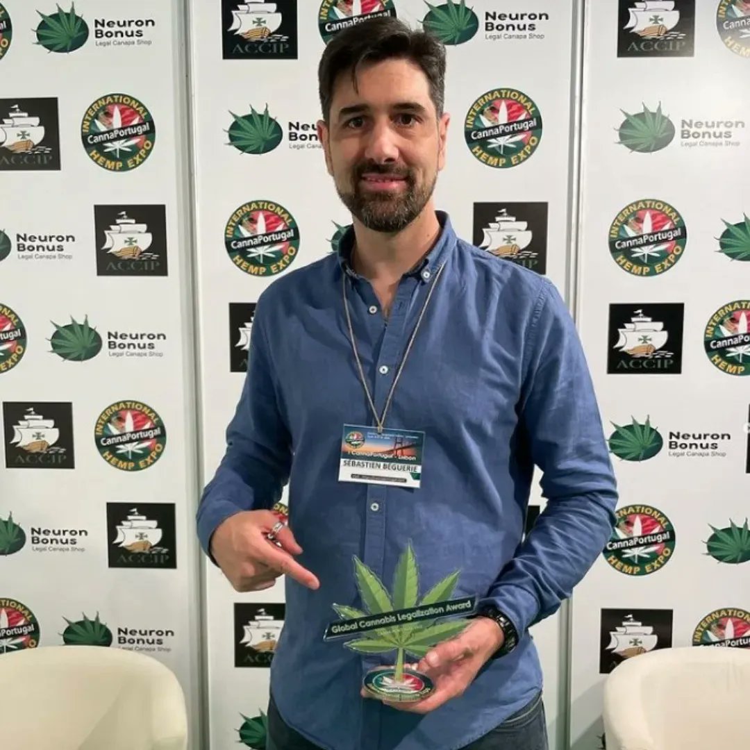 AlphaCatLab's tweet image. C’est avec beaucoup de fierté et d&apos;émotion que ce weekend a Lisbonne, nous avons revu le Global Cannabis Legalization Award🏆Nous ne baisseront pas les bras face à ce combat nécessaire 💪🏽

 #kanavape #legalizeit #worldwide #cbd #thc #cannabinoid