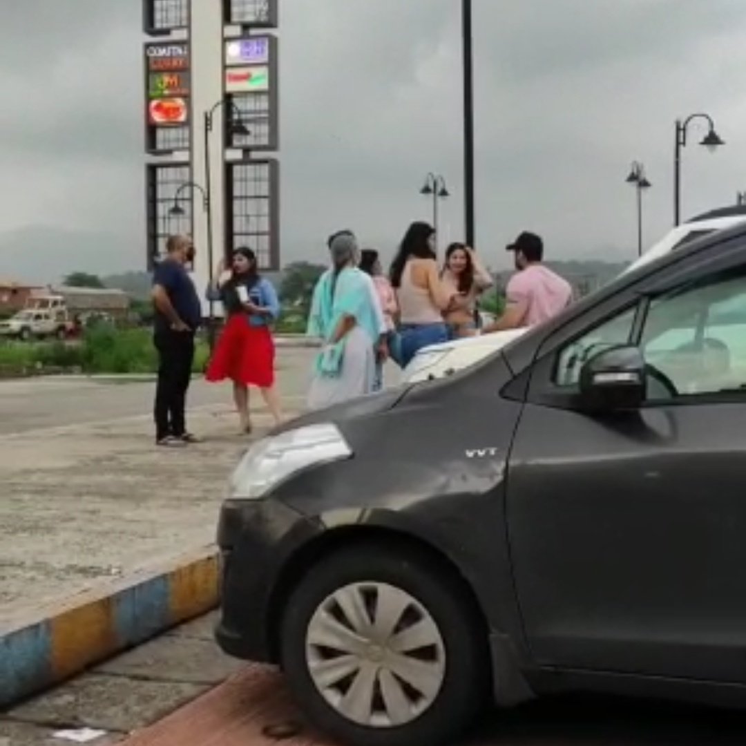 navion1990's tweet photo. Real family are seen on real events...bonds are from within the heart and Sidharth kept his family away from the public because he has protected them. #SidNaazForever https://t.co/px25U5D7rm