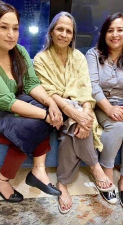 navion1990's tweet photo. Real family are seen on real events...bonds are from within the heart and Sidharth kept his family away from the public because he has protected them. #SidNaazForever https://t.co/px25U5D7rm