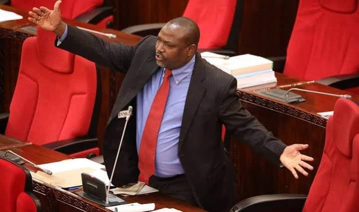 kigogo2014's tweet photo. ''Wasukuma walihamishwa kwa miguu kuelekea Mtwara, mtu alimnunulia mwanae raba mpaka anafika Tunduru zilikua zimechanika, leo serikali  wanahamisha Wamasai kwa mabasi, Ng'ombe anapanda Lori anachokifanya Ngorongoro ni kitendo cha utu na wanahama kwa RAHA SANA - Lusinde 😁 https://t.co/PtcjwrXULn