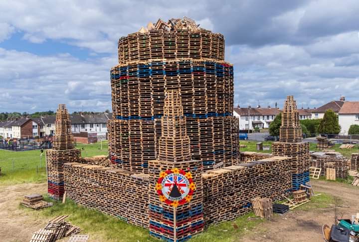 LCRbonfire's tweet photo. More progress,,🤫🤫getting there✊
Retweet away&amp;even give our facebook page a like aswell, as we continue to get it built back up again 🇬🇧
https://t.co/dRCeBZNNic
#lcr #loyalistportadown #nosurrender #bonfire #ourculture #12thjulycelebrations  #portadownbonfire
🤚🇬🇧😈🔥 https://t.co/EbSoQghoHZ