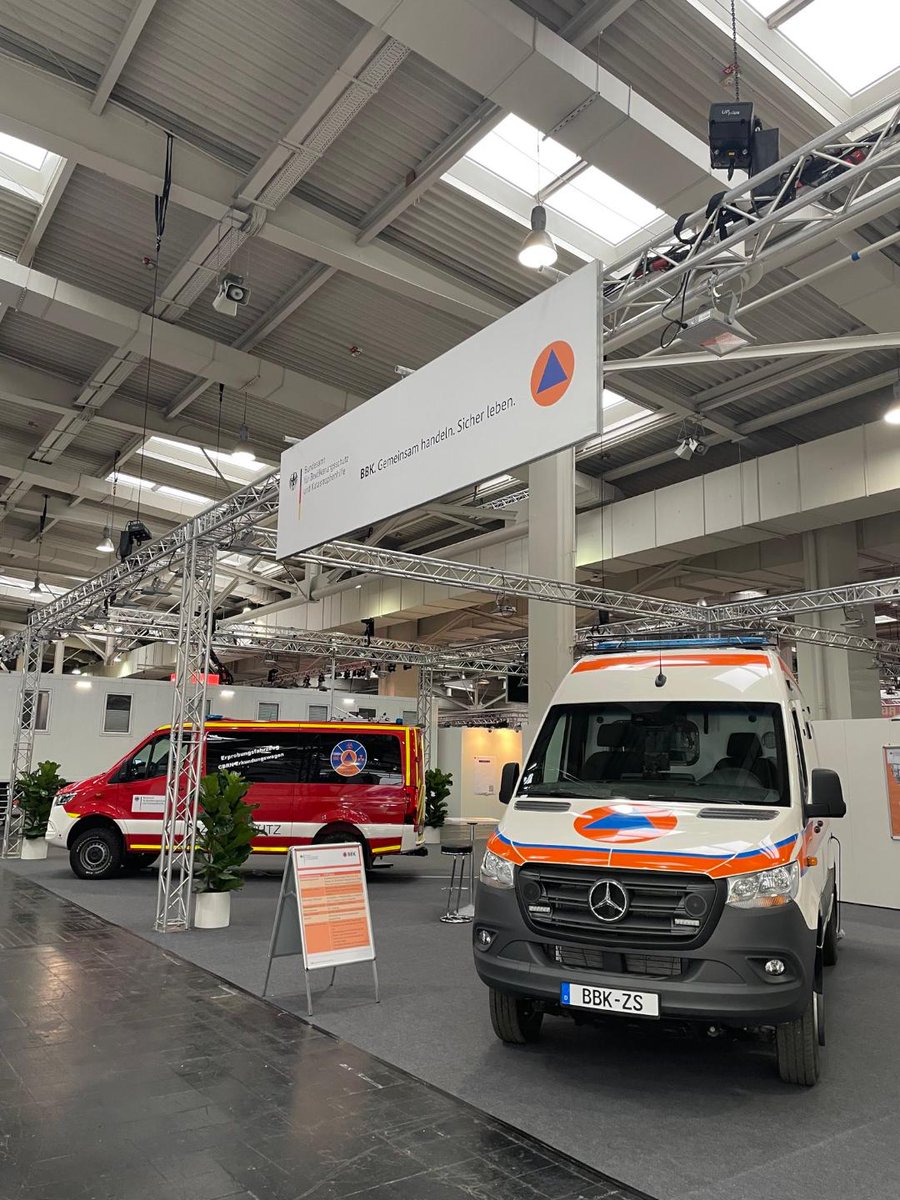 BBK_Bund's tweet photo. Dabei stellt das #BBK u.a. den neuen #KTWTypB & die neuen #CBRN-Erprobungswagen vor, es gibt Angebote zu den Bereichen #Selbstschutz & #Selbsthilfe, dem #MaxUndFlocke-Helferland, spannende Einblicke in das #Labor5000 und viele weitere Highlights. 2/3
ℹ️:https://t.co/laGPPlKIxR https://t.co/RiS8ZhMJYG