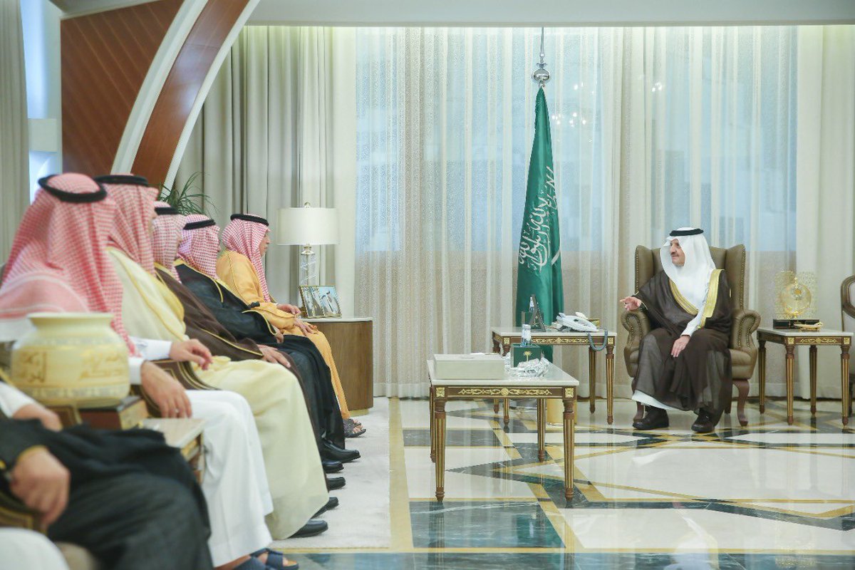 Eastern_RT's tweet photo. أمير #الشرقية يستقبل أب��اء تركي العطيشان

استقبل الأمير سعود بن نايف أمير المنطقة الشرقية أبناء تركي العطيشان "رحمه الله" والذين قدموا لسموه كتاباً يحكي مسيرة والدهم.
ورفع أبناء تركي العطيشان الشكر لسموه على استقبالهم والاطلاع على ما تضمنه الكتاب . https://t.co/bocpOVICAS