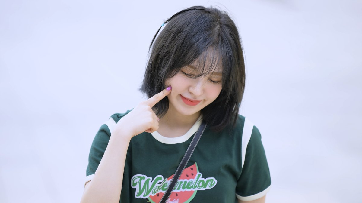 smile_wA_'s tweet photo. [8K] #레드벨벳 #RedVelvet #웬디😇#Wendy 출근길 직캠 @ SBS 영스트리트 | 220620 | by -wA- https://t.co/Wf5H9ZspUx https://t.co/zrUfQTnrpO