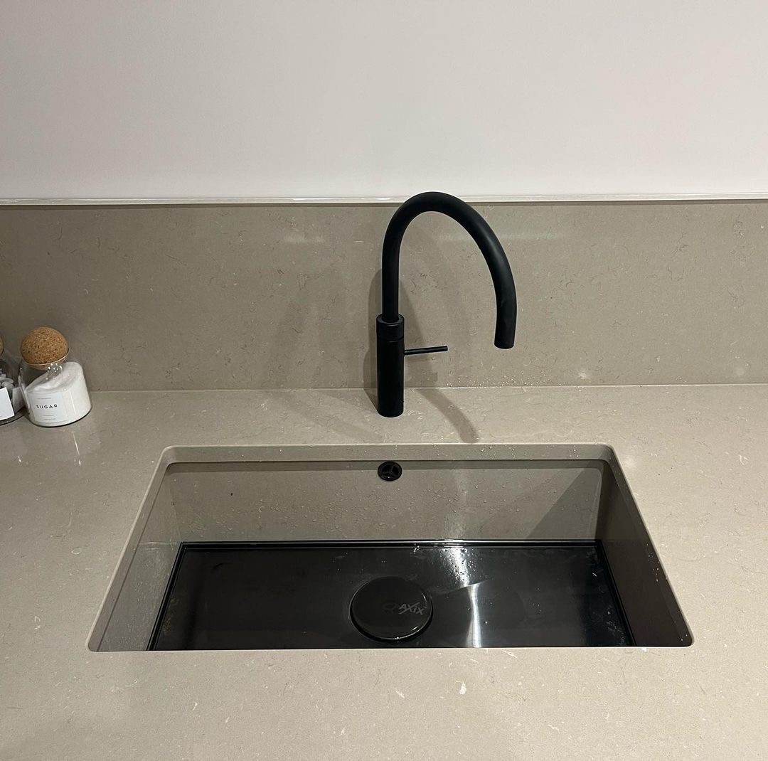 1810co's tweet photo. Sink walls to match the worktops๐
@bknckitchens with this great project including 1810's Axix sink๐
#1810Company #Sinks #Taps #Kitchens #KitchenDesign #KitchenLiving #KitchenTrends #KitchenInspiration #InteriorDesign #LuxuryKitchens #NewKitchen #DreamKitchen #HomeDesign https://t.co/vB2TgQjpvO