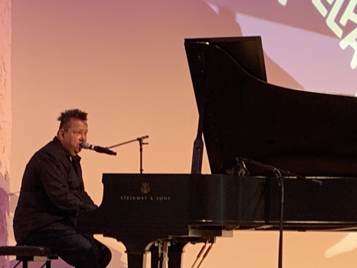 DocHantel's tweet image. #vhsTag2022 in #Leipzig: fulminanter Song von #Prinzen-Sänger #SebastianKrumbiegel zu Demokratie. Klasse!