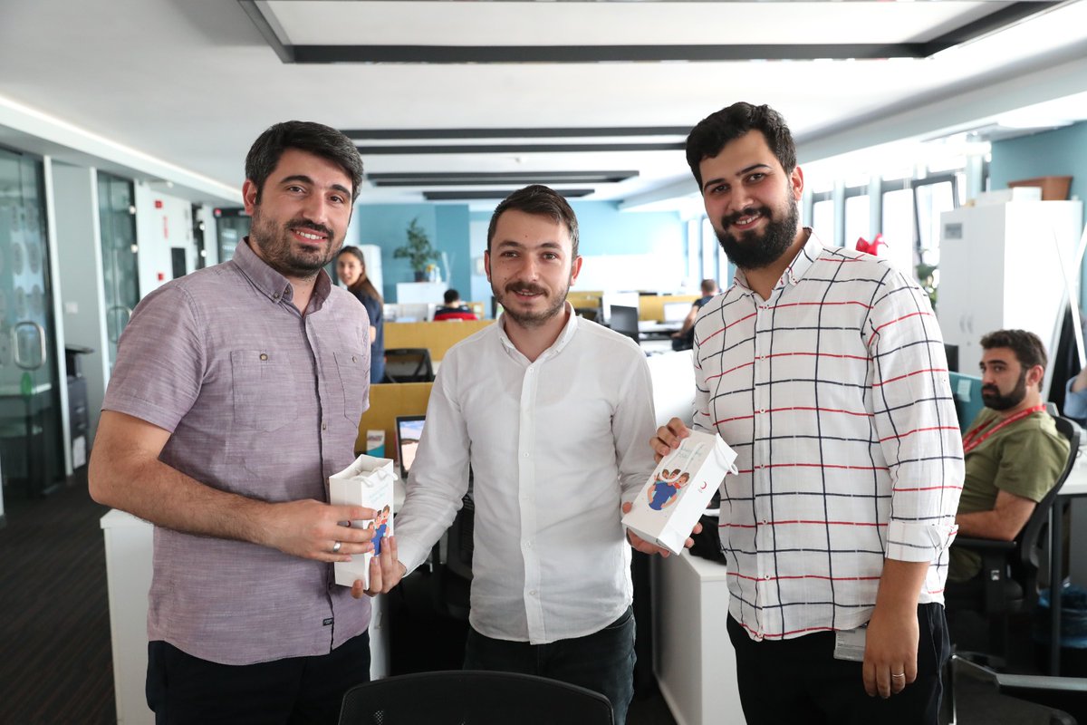 Genel Merkezimizde görev yapan çalışanlarımızın #BabalarGünü'nü kutlayarak hediyelerini takdim ettik.