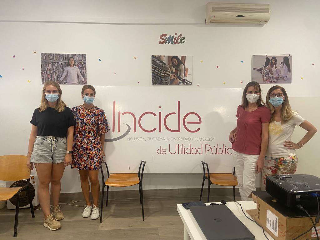 MarTSocial208's tweet photo. El pasado viernes en las instalaciones de @INCIDEong (Cruz Verde) y dentro del programa “Caixa Proinfancia”, las enfermeras María, Laura y Tere de @SaludVictoria han impartido un taller sobre vacunas y citación con las nuevas tecnologías. Actividad coordinada por T. Social. https://t.co/UwipbBhHdx