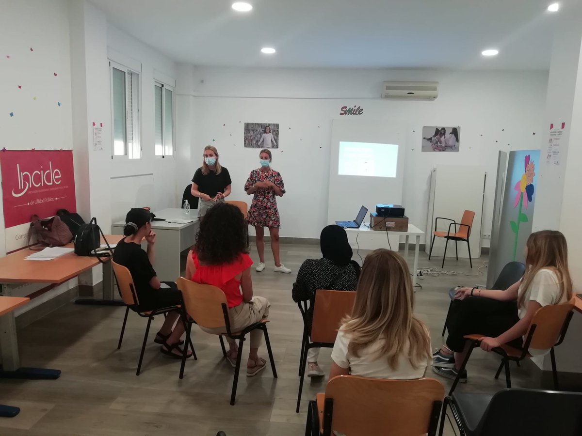 MarTSocial208's tweet photo. El pasado viernes en las instalaciones de @INCIDEong (Cruz Verde) y dentro del programa “Caixa Proinfancia”, las enfermeras María, Laura y Tere de @SaludVictoria han impartido un taller sobre vacunas y citación con las nuevas tecnologías. Actividad coordinada por T. Social. https://t.co/UwipbBhHdx