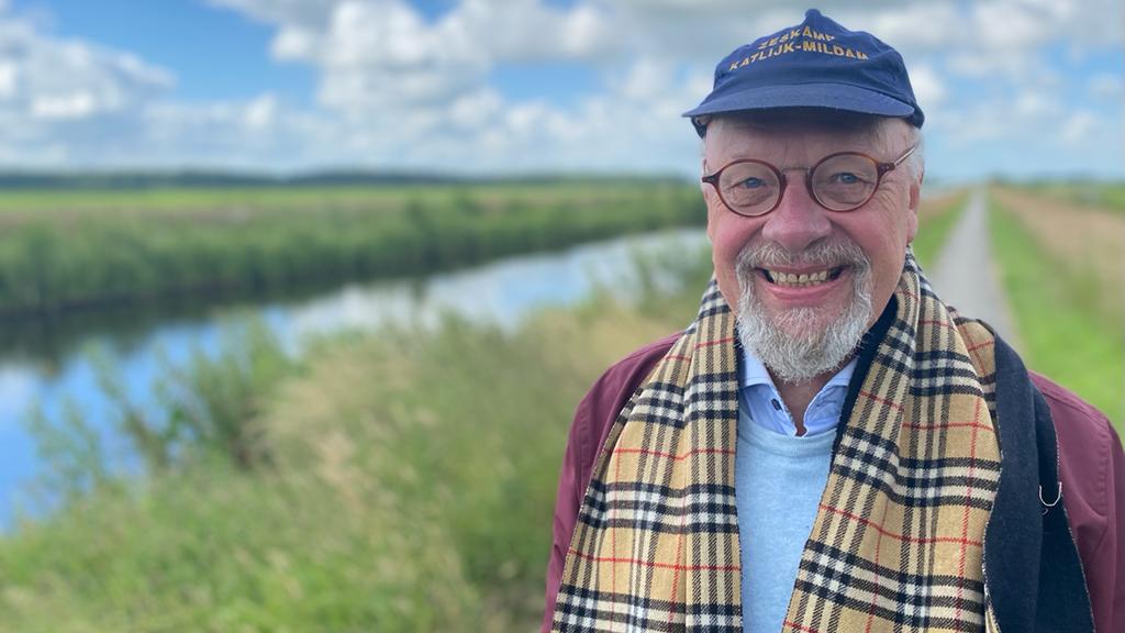 DeSprinkhaan's tweet photo. Sprinkhaan-notaris Yntze Hoekstra aan de boorden van de Tjonger deze ochtend. In gesprek met René Koster voor Omrop Fryslan. Uitzending: Buro de Vries, zondag 26 juni, 11-12 uur. 
@OmropFryslan @Ireneov @Boeken_tip @watteluisteren https://t.co/G6ZUuZqwUB