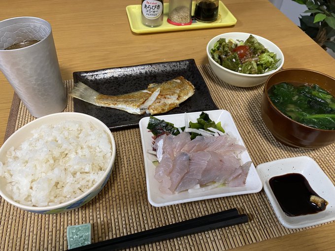 昨日釣ったイシモチをいただく。塩締めした刺身と塩焼き 