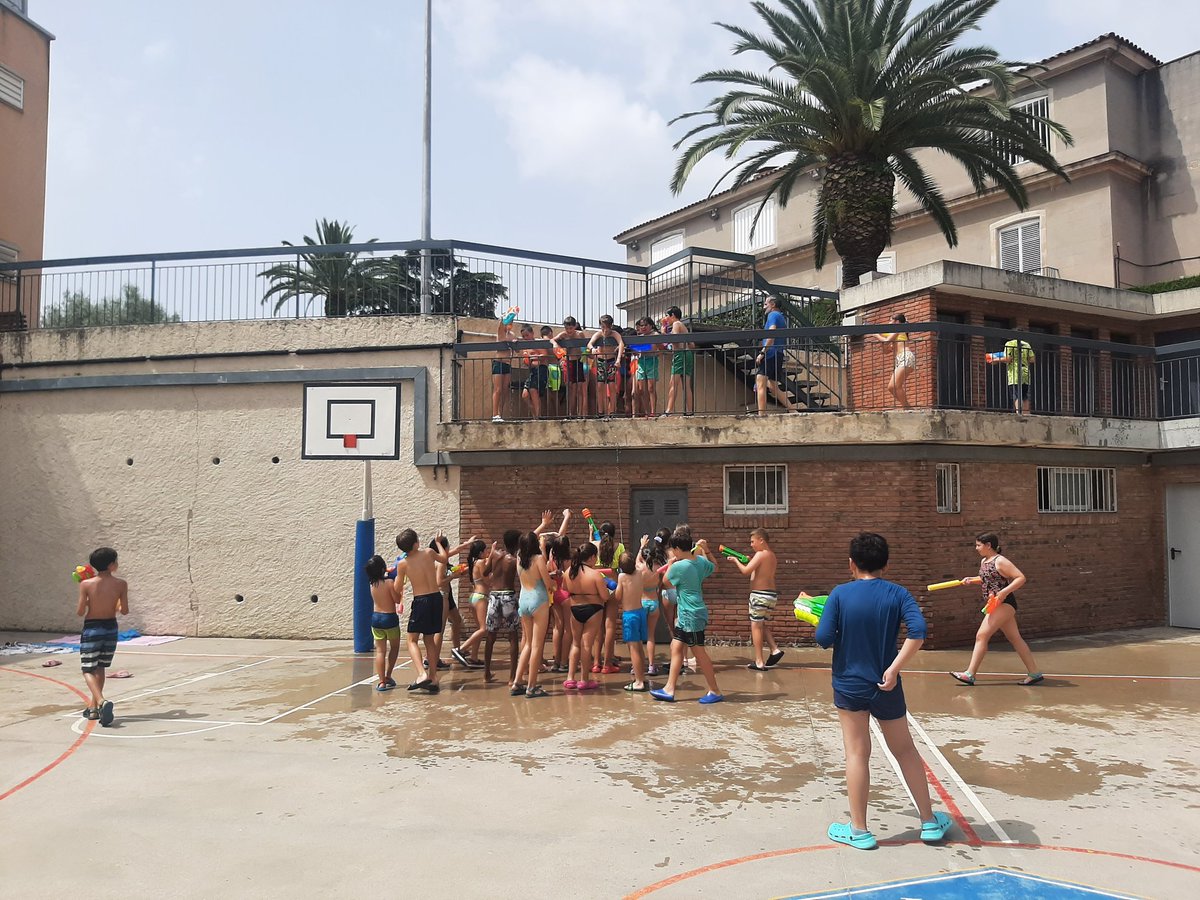 LopezPasarin's tweet photo. Últim dilluns del curs de 4t de primària  @immaculadahorta @paretdelaeri gaudint d'un refrescant matí de jocs d'aigua!💧💧💧🥳 https://t.co/WxGGvlhEoZ