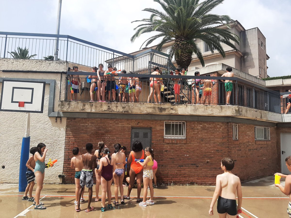 LopezPasarin's tweet photo. Últim dilluns del curs de 4t de primària  @immaculadahorta @paretdelaeri gaudint d'un refrescant matí de jocs d'aigua!💧💧💧🥳 https://t.co/WxGGvlhEoZ
