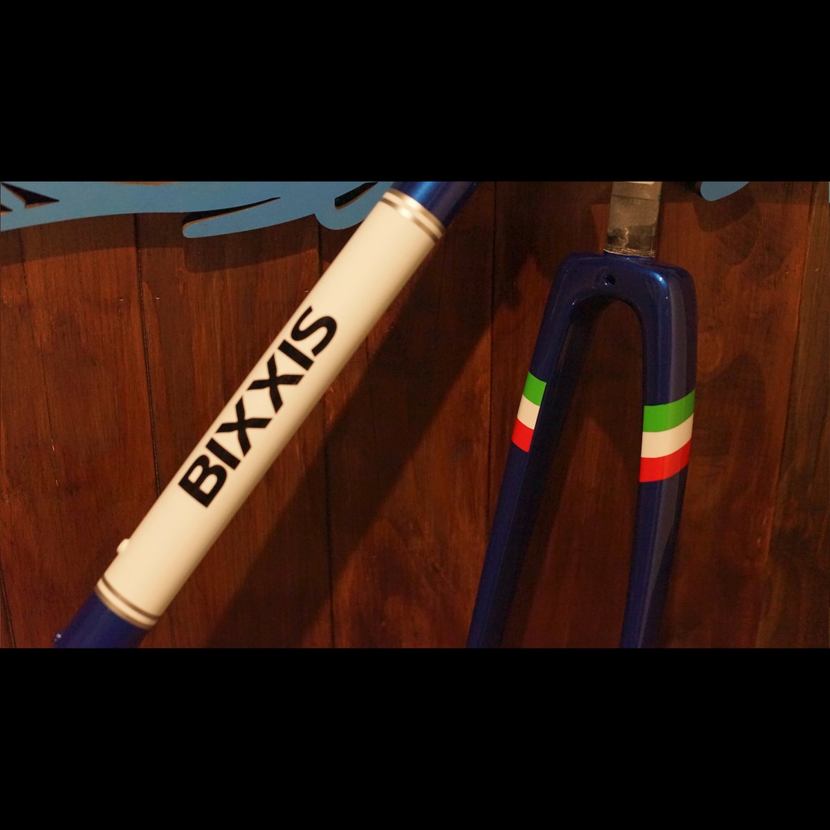 bixxisjapan's tweet photo. イタリアのBIXXIS工房でドリアーノの手から離れたPRIMAが、海を渡って日本に到着しました😊
#いつかはBIXXIS
#bixxispathos
#bixxisjapan
#pathos
#prima
#epopea
#fronda
#steelbikers
#steelbike
#madeinitaly
#handmadeinitaly
#handmadebicycles
#titaniumbike
#roadbike
#bicycles
#自転車 https://t.co/Ub4YdndbKj