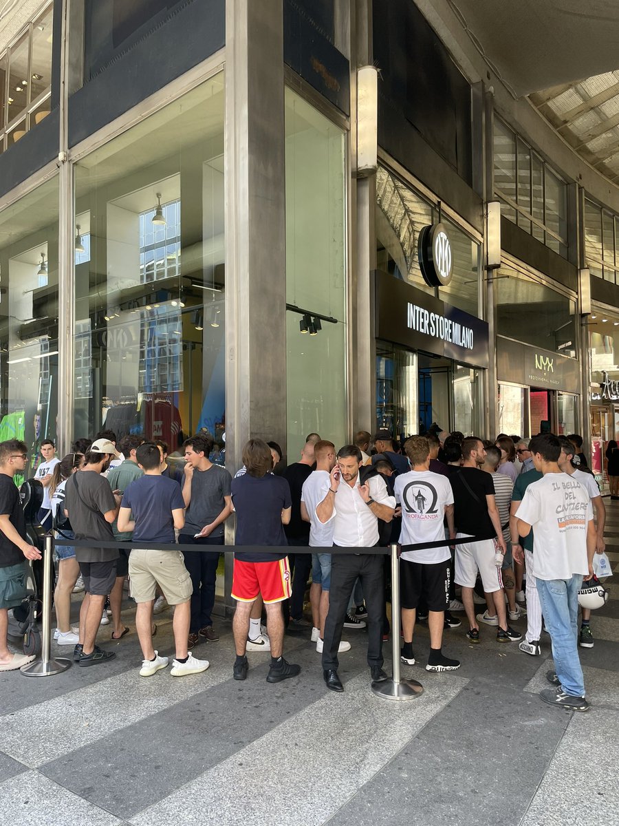 HusseinY22's tweet image. ويحدث في هذه الاثناء امام المتاجر الرسمية لإنتر وميلان في ميلانو😅