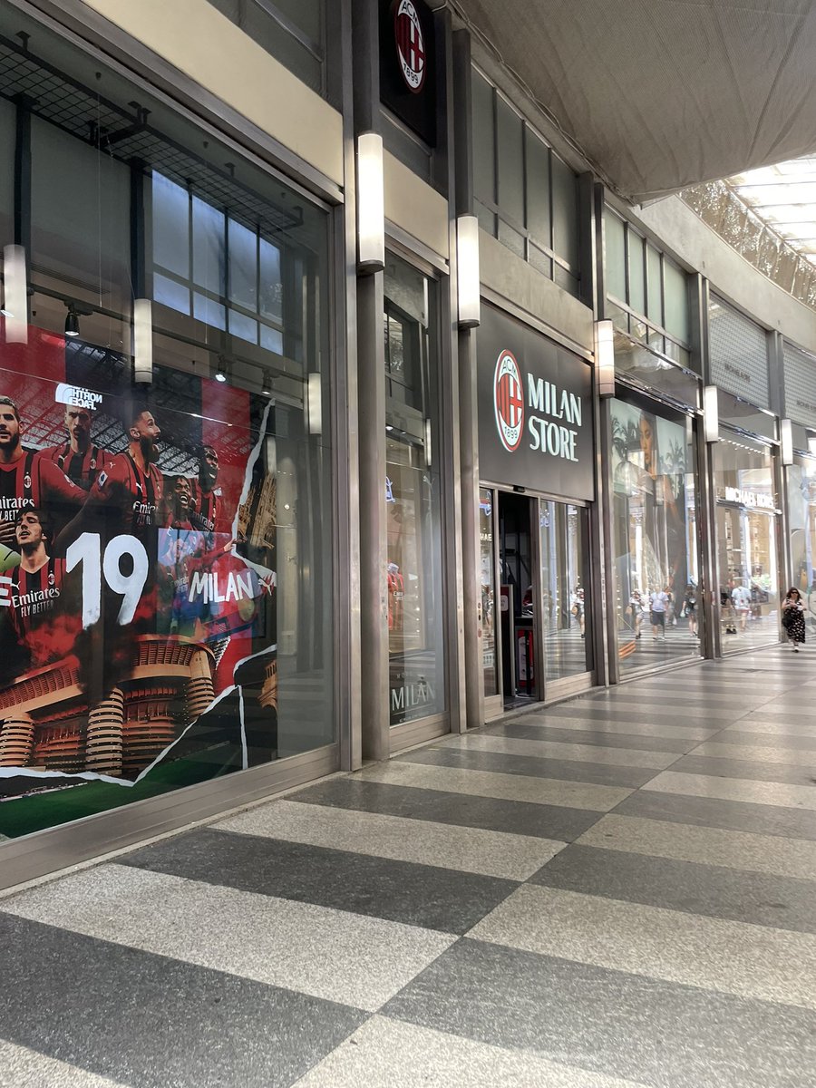 HusseinY22's tweet image. ويحدث في هذه الاثناء امام المتاجر الرسمية لإنتر وميلان في ميلانو😅