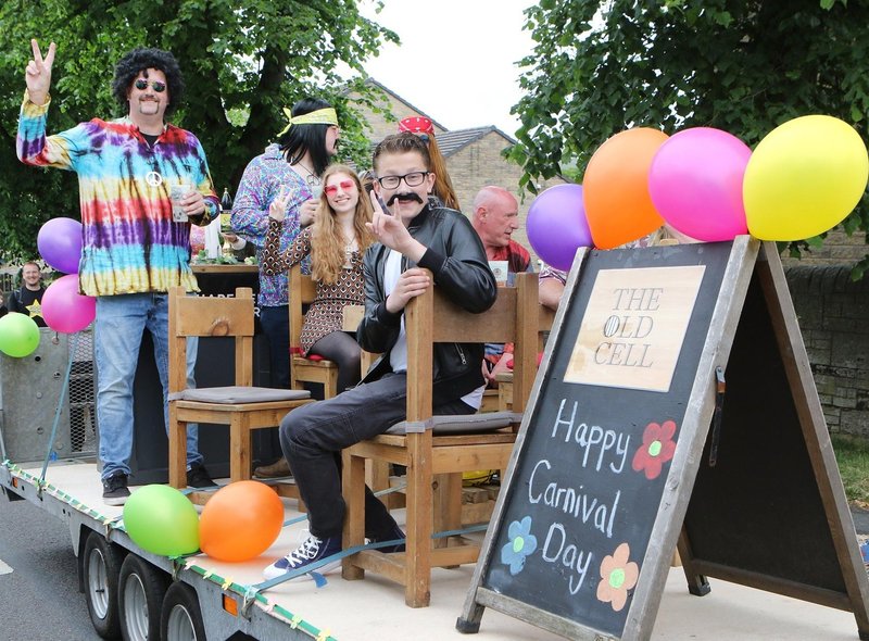 Some great pictures taken at #ChapelEnLeFrith carnival at the weekend. Who can you spot in our gallery?

#Derbyshire #summer #carnival 

buxtonadvertiser.co.uk/news/people/wh…