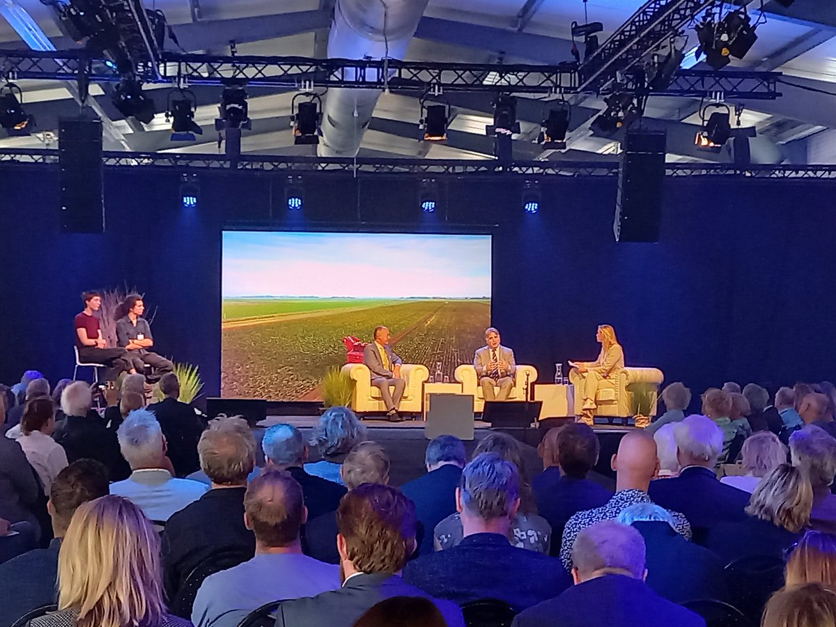 gerbenhuisman's tweet image. Nu het gesprek met @ceesloggen en @cdkfryslan over het prachtige Waddengebied @Waddenfonds