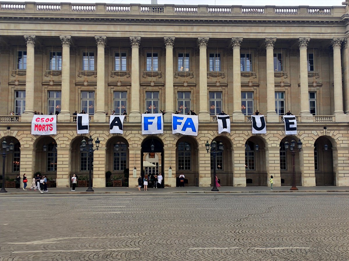 LesDegommeuses's tweet photo. [COMMUNIQUE] Le lundi 20 juin à 11h, des membres des Dégommeuses, équipe de foot inclusive parisienne, ont déployé une banderole "La FIFA tue" pour dénoncer la responsabilité à 5 mois du coup d’envoi de la “coupe du monde de la honte” au Qatar #quatar2022 #WorldCup2022 https://t.co/hhBegDrqm0