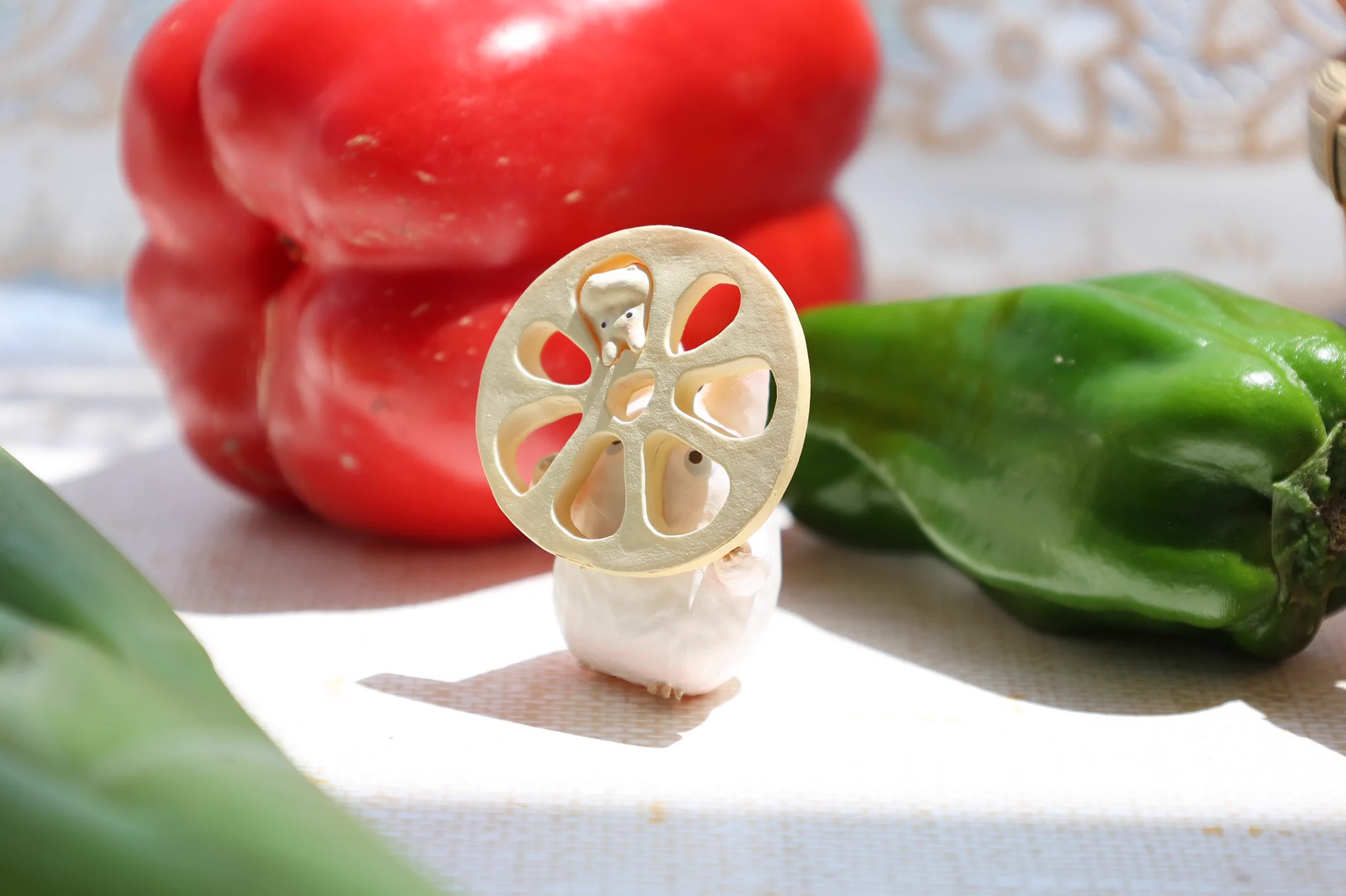 野菜と一緒に遊んでいる小トトロ！！可愛すぎるジブリグッズが再入荷です！！