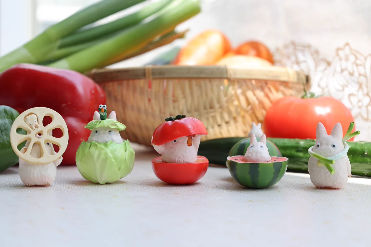 野菜と一緒に遊んでいる小トトロ！！可愛すぎるジブリグッズが再入荷です！！
