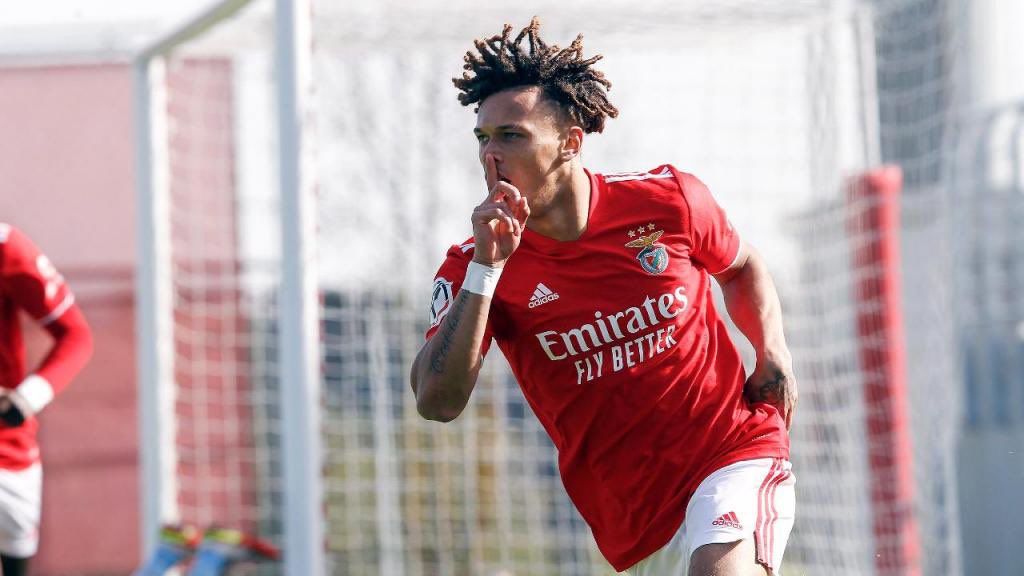 🚨 Diego Moreira é para renovar 

O #Benfica tenciona renovar com Diego Moreira, mas propostas vindas do PSG e Manchester United atrasam as negociações.

O objetivo é renovar oferecendo um grande aumento salarial e também blindar o passe com uma cláusula superior aos 100M€.