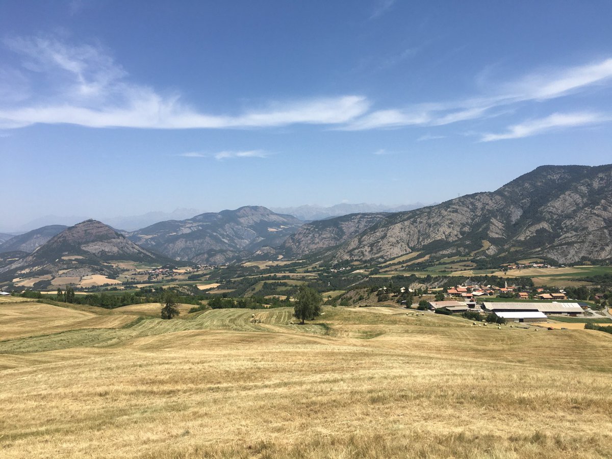 CazacMathias's tweet photo. Bonjour ⁦@Meteoalacarte⁩ à Bellaffaire dans les ⁦@AlpesProvence04⁩ la température élevée couplée à un vent du nord (le mistral je pense). Les conditions sont idéales pour faire sécher du foin… quid des précipitations cette semaine ? Elles feraient un bien fou… https://t.co/2mIYxqZ7f5