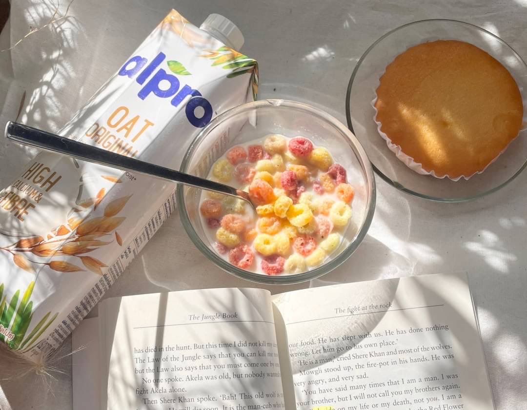 ttarntalzonel's tweet photo. ปกติไม่ชอบดื่มนมตอนเช้าเพราะกินนมวัวทีไรท้องเสียทุกที พอเปลี่ยนมาเป็นนมข้าวโอ๊ต Alpro🥛กินคู่กับซีเรียลมันเข้ากันมากกหอมข้าวโอ๊ต เฮลตี้สุดๆ กินคู่กับอะไรก็อร่อย ดื่มอย่างเดียวก็ดีมาก ตอนนี้ชอบกินมื้อเช้าพร้อมอ่านหนังสือไปด้วยฟินสุดๆ เลิฟมากก #AlproTH #AlproOat #ใครไม่โปรอัลโปร https://t.co/zMHFrYdsh2
