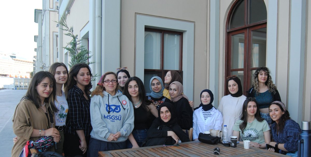 byzaanrss's tweet photo. Mezuniyet törenimizden önce sevgili @handaninciMSGSU hocamızı ziyaret edelim dedik. İyi ki de demişiz.♥️ Ziyaretimizi kabul ettiğiniz ve hoş sohbetiniz için çok teşekkür ederiz. ♥️🌸 Öğrencilerinize karşı beslediğiniz sevgiyi en derinlerde hissettik. İyi ki MSGSÜ, iyi ki siz.🦉♥️ https://t.co/5CKfua3Tva