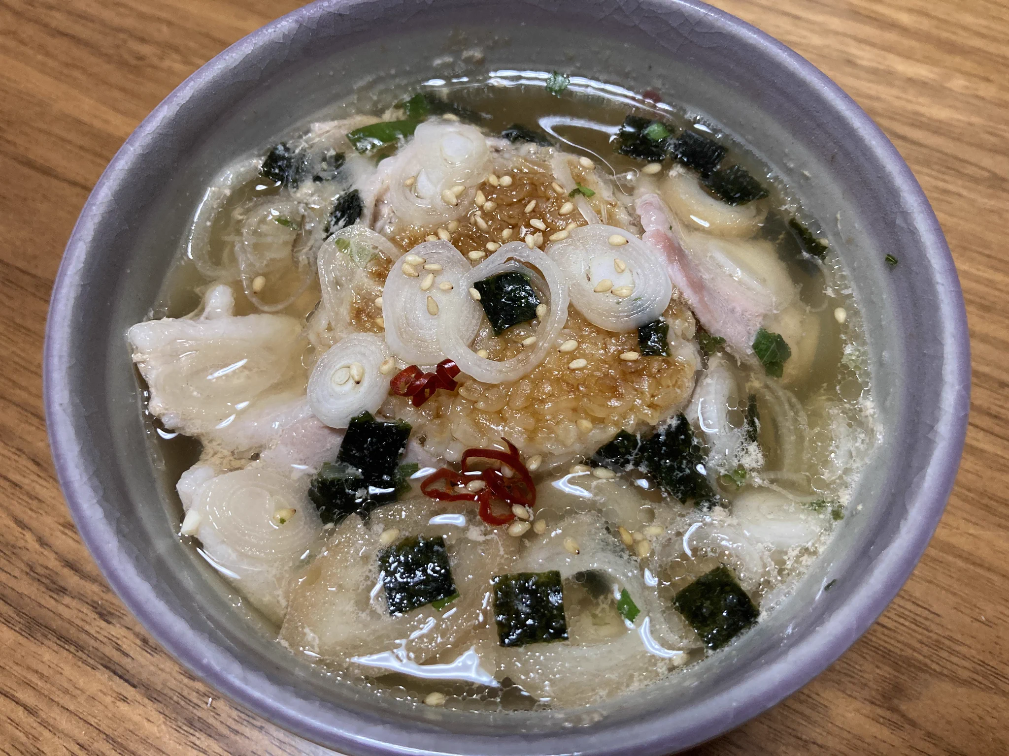 冷凍の小さい焼きおにぎりもぶち込んだ！
めっちゃ美味い〜  