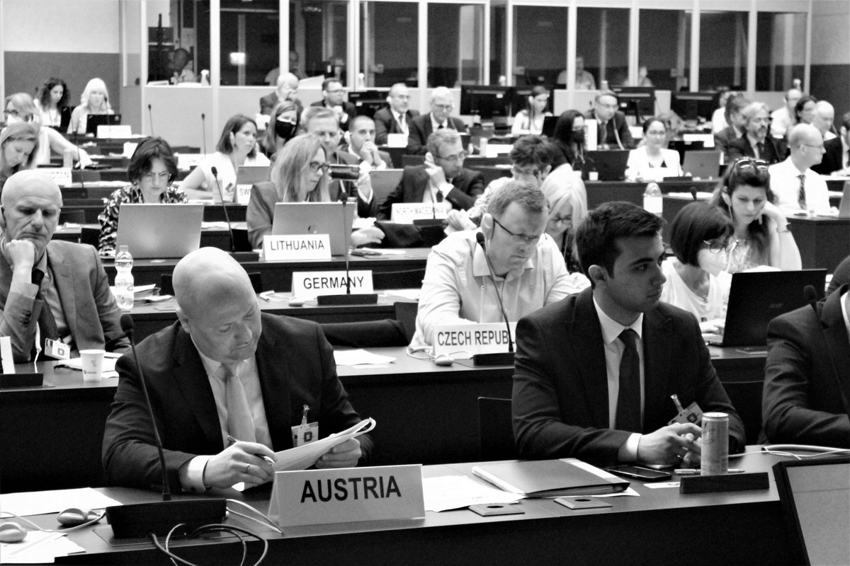 UNECE's tweet photo. Chief Statisticians from some 60 countries + key orgs reaffirm Official Statistics as shared foundation of an informed society & bedrock of #democracy, 30 years since adoption at @UNECE of Fundamental Principles - now a #UNGA endorsed🌍standard #FPOS30
➡️https://t.co/HwBsDoiBXQ https://t.co/QOOOfmWnAp