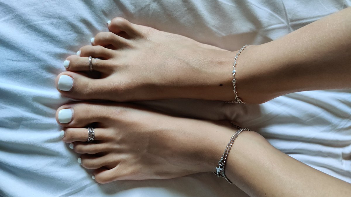 Juliefeetqueen2's tweet photo. Vi piace il mio #smalto bianco? Questi #piedini #piedinifemminili aspettano solo di essere viziati 😘 #piede #piedi #footfetish

IG: sweetfeet002 https://t.co/ykcnxD8E92