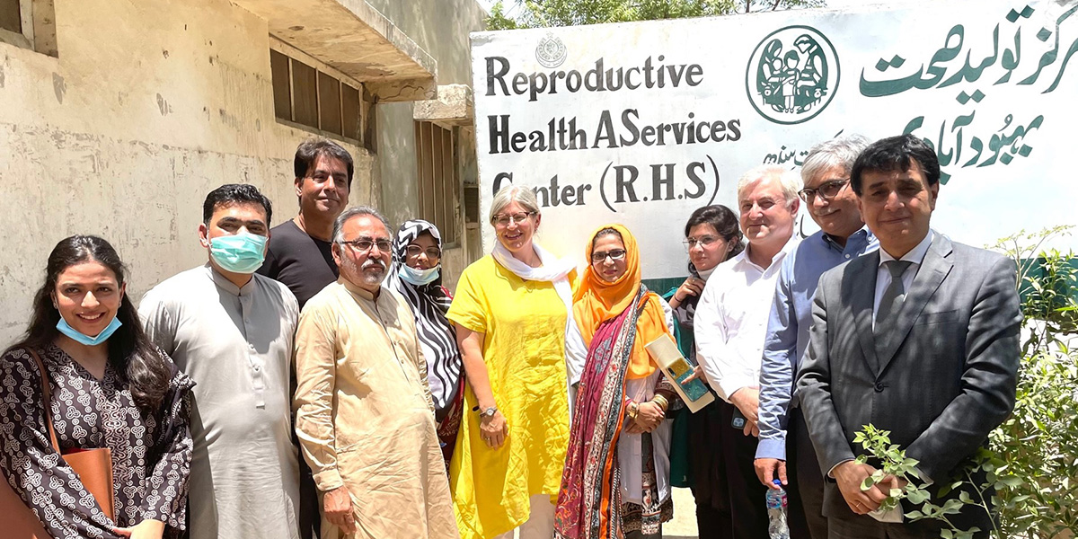 AKUGlobal's tweet photo. A project - partnered with UNFPA, Govt. of Sindh, AKF and AKU, and funded by Govt. of Canada - explores how to improve sexual and reproductive health and family planning in Pakistan https://t.co/o9HO5KvPjU

📷: The delegation at the Taluka Headquarter Hospital in Hala, Sindh https://t.co/jn9UTVeiHJ
