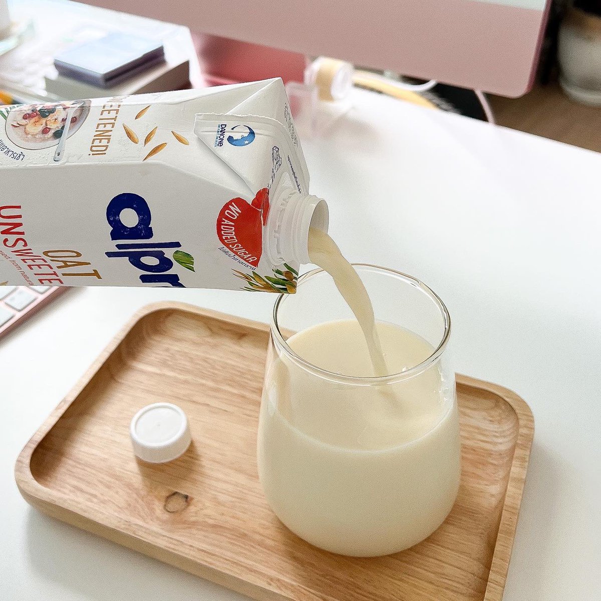 unabegirl's tweet photo. ตื่นมาทำงานแบบสดใสจริง 5555 เปิดตู้เย็นเทนม Alpro Oat Unsweetened กินก่อนทำงาน อิ่มท้องมาก อร่อยอ่ะ สดชื่นได้ประโยชน์เพราะมีไฟเบอร์และแคลเซียมสูง แนะนำกินแบบเย็นๆจะดีสุด ทับใจ #AlproTH #AlproOat #ใครไม่โปรอัลโปร https://t.co/9XVEoIqG1j