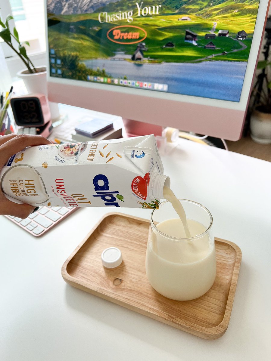 unabegirl's tweet photo. ตื่นมาทำงานแบบสดใสจริง 5555 เปิดตู้เย็นเทนม Alpro Oat Unsweetened กินก่อนทำงาน อิ่มท้องมาก อร่อยอ่ะ สดชื่นได้ประโยชน์เพราะมีไฟเบอร์และแคลเซียมสูง แนะนำกินแบบเย็นๆจะดีสุด ทับใจ #AlproTH #AlproOat #ใครไม่โปรอัลโปร https://t.co/9XVEoIqG1j